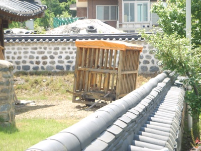 함차. 함차란 죄인을 호송하던 수레로서 홍산형방청 옆에 있다. 이는 홍산형방청의 역할과 관련이 있는 것으로 보인다. 